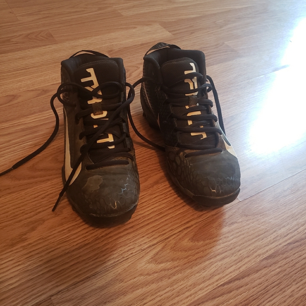 Baseball cleats
